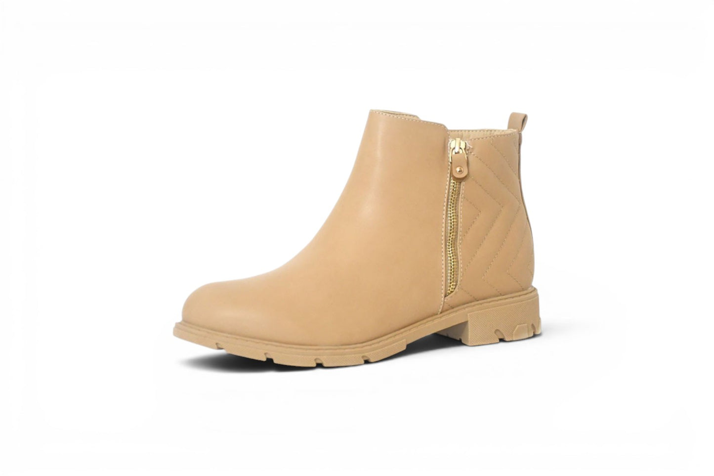 Botín de talla grande para mujer en color beige y cremallera dorada exterior con detalle de costras acolchadas en la zona del talón, suela del mismo color y tacón de dos cm.