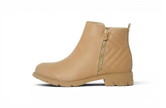 Botín de mujer de talla 42 de color beige con cremallera exterior en tono dorado y costuras acolchadas en la zona del talon, suela del mismo color y tacón ancho de dos cm.