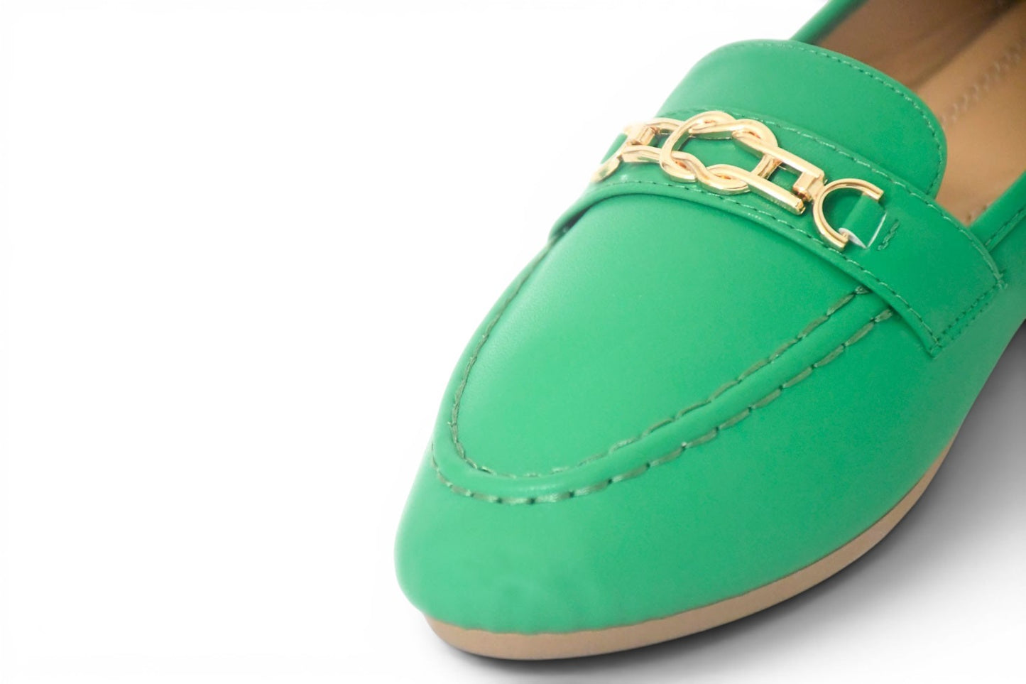 Calzado de mujer estilo mocasin de talla grande en color verde y detall de pequeño eslabón en tono dorado, suela plana y color natural.