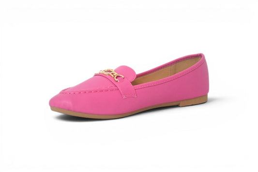 Calzado de mujer estilo mocasin en talla 44, color rosa fucsia vibrantes y detalle de eslabón en la zona frontal.