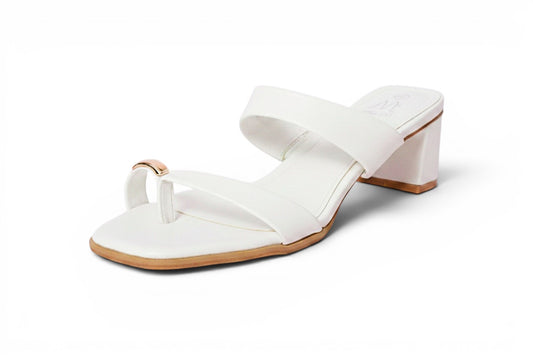Sandalia blanca de tacón con detalle dorado