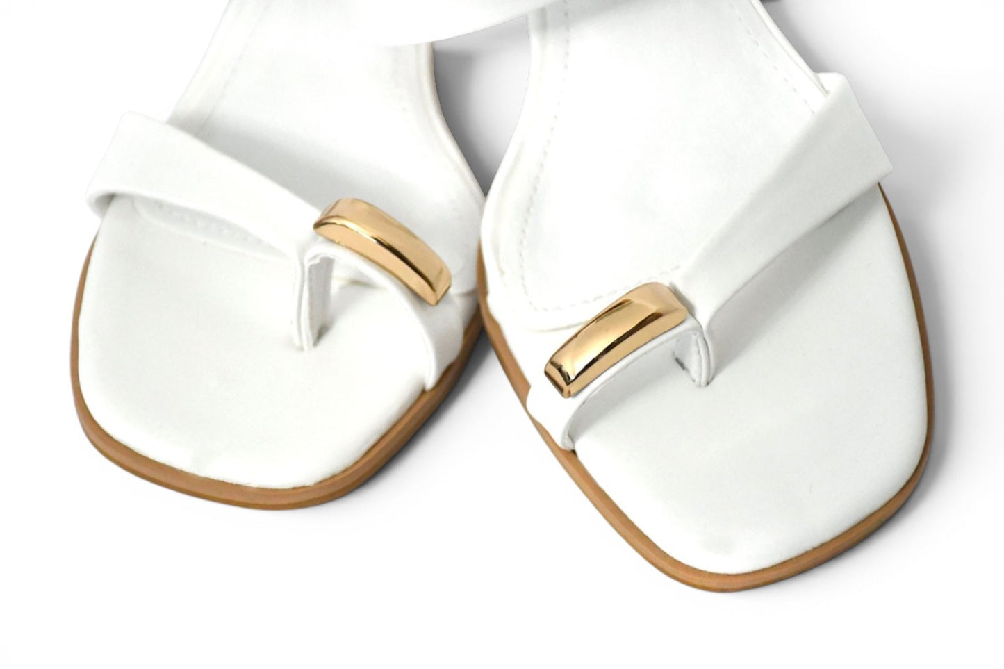 Sandalia blanca de tacón con detalle dorado