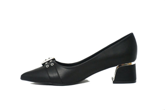 Zapatos de mujer en talla 43 de color negro y tacón medio ancho con detalle en plata en la zona interna y hebilla moderna en la zona delantera.