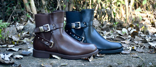 Botines de talla grande para mujer en color café y en color negro en un fondo otoñal
