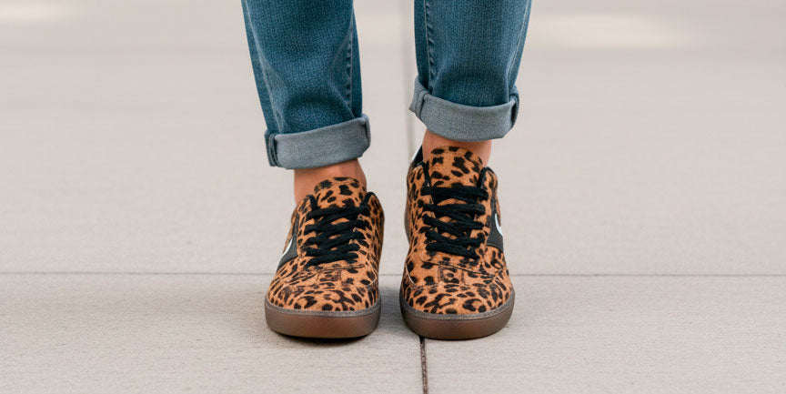 Zapatillas deportivas de talla grande para mujer en estampado de animalt print en tonos marrones con franja negra en la parte exterior