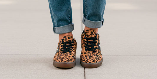 Zapatillas deportivas de talla grande para mujer en estampado de animalt print en tonos marrones con franja negra en la parte exterior