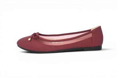 Calzado de mujer en talla 42 estilo bailarina en tono burdeos y detalle de malla trasparente y lazo fino en la zona frontal con suela plana en color negro. 