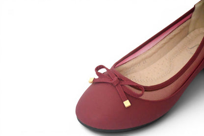 Calzad de talla grande para mujer estilo bailarina en tono burdeos con detalle de alla trasparente y lazo fino en la parte delantera.