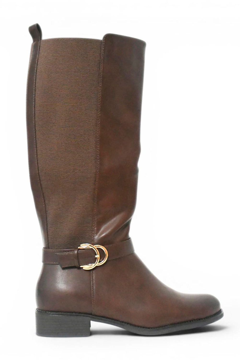 Bota de talla grande para muj r de caña alta en color marrón, panel elástico lateral para un buen acople en la pierna y detalle de correa y y billa semi circular en tono dorado en la zona del tobillo, suela plana y tacón de dos cm. 