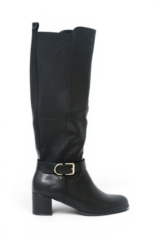 Bota de caña alta de talla grande para mujer en color negro, panel elástico en el lateral para que se adapte mejor a la pierna, detalle de correa y hebilla dorada en la zona del tobillo, tacón medio y ancho. 