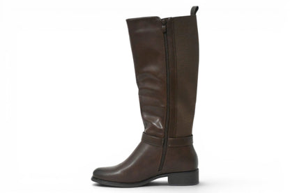 Bota de talla grande para mujer de color marrón, cremallera interior y suela plana con tacón de dos cm. 