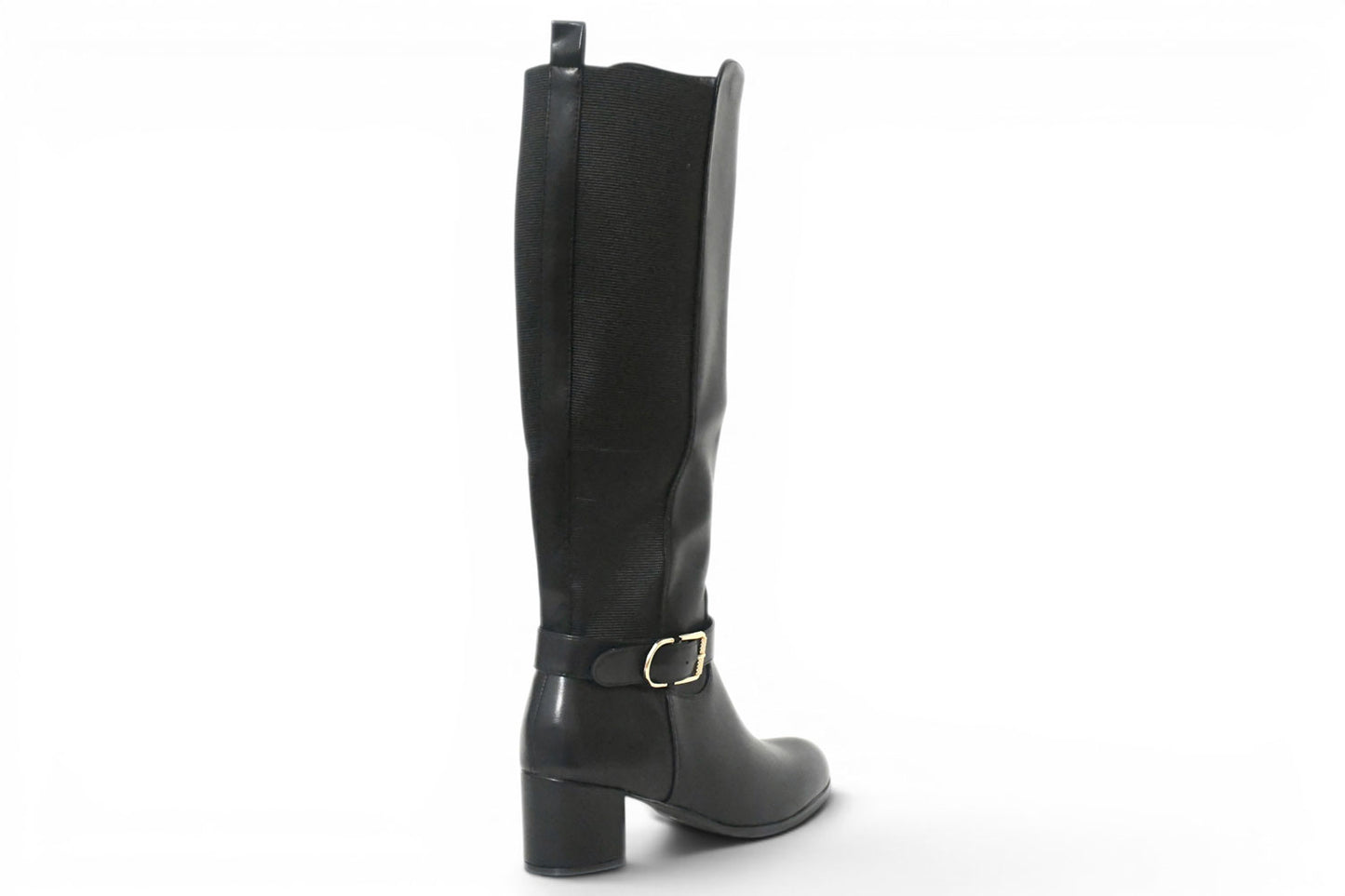 Bota alta de tacón de talla grande para mujer, color negro y panel elástico en el lateral para un buen acople en la pierna y detalle de correa y hebilla en tono dorado en la zona del tobillo