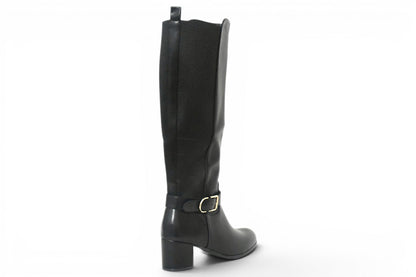 Bota alta de tacón de talla grande para mujer, color negro y panel elástico en el lateral para un buen acople en la pierna y detalle de correa y hebilla en tono dorado en la zona del tobillo