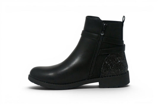 Botín de color negro de talla 42 para mujer  con cremallera interior y brillo sutil en la zona del talón.