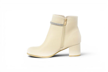 Botín de tacón medio y ancho de talla 44 para mujer en color beige claro y cremallera interior para mejor calce. 