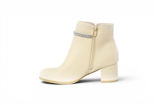 Botín de tacón medio y ancho de talla 44 para mujer en color beige claro y cremallera interior para mejor calce. 