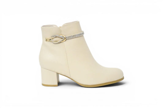 Boin de allá grande para mujer con tacón medio y ancho, color beige claro y detalle de eslabón plata y dorado en el tobillo. 
