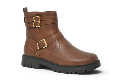 Botín de color marrón Camel de talla grande para mujer con detalle de coreas y dos hebillas doradas en la zona del tobillo, suela de color negro y tacón ancho de dos 