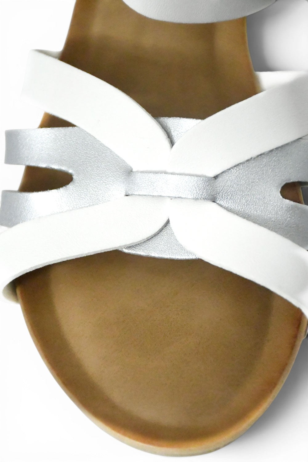 sandalia de color blanco y plata y suela en tono marrón claro de talla grande para mujer