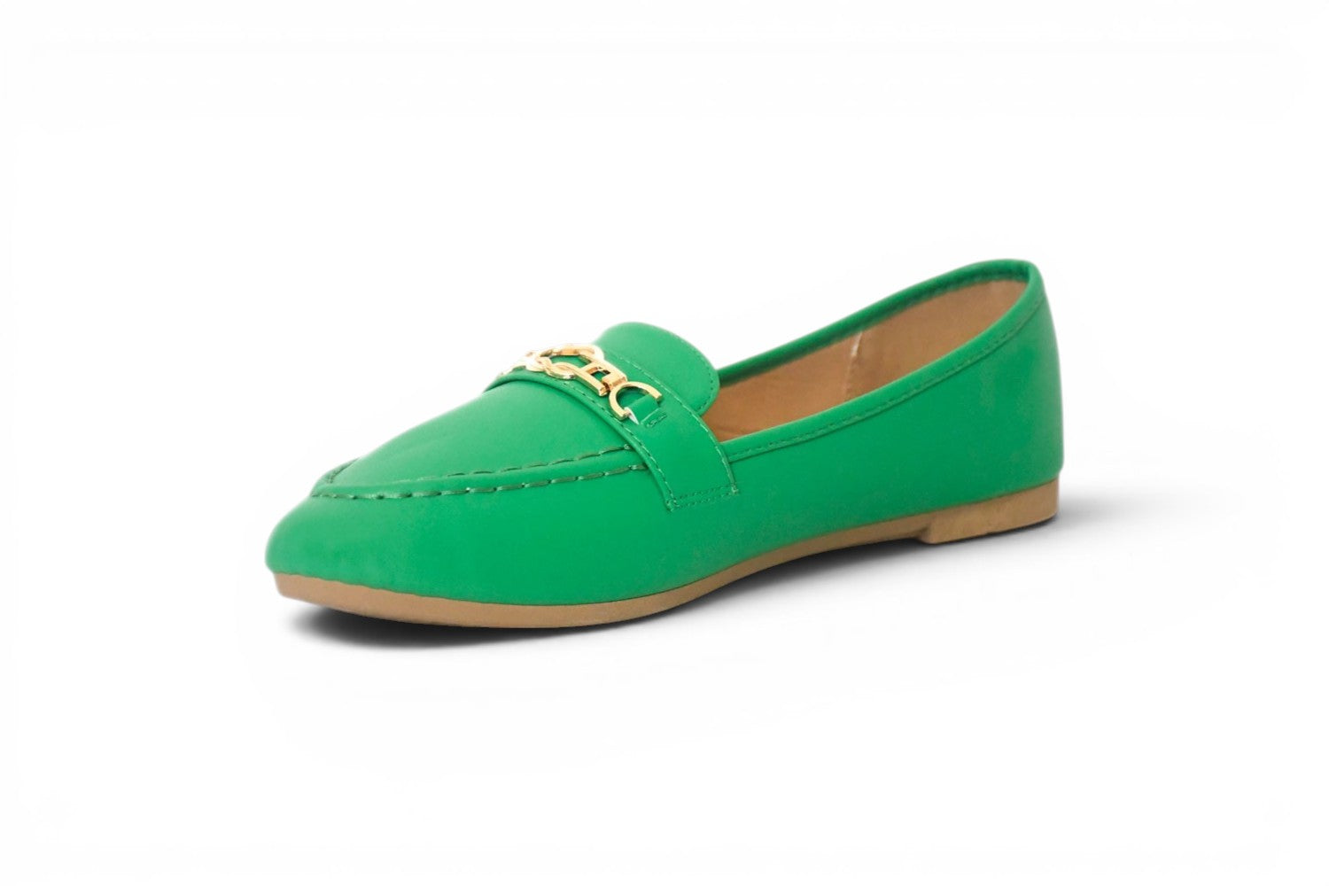 Calzado de mujer estilo mocasin en talla 43 de color verde con detalle de eslabón dorado en la parte frontal y suela plana en tono natural.