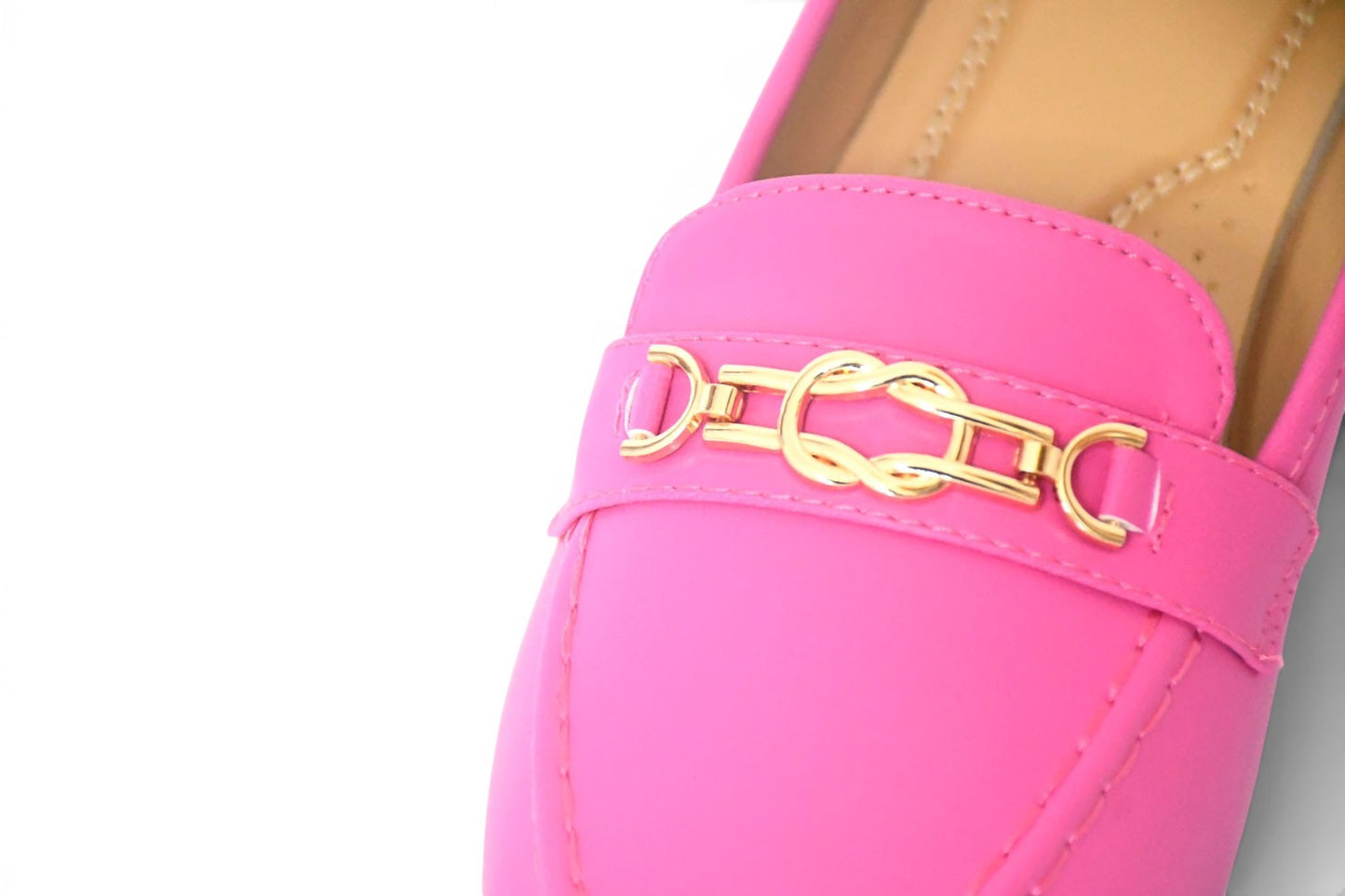 Calzado de mujer estilo mocasin en talla 43, color rosa fucsia y eslabon dorado en la zona frontal