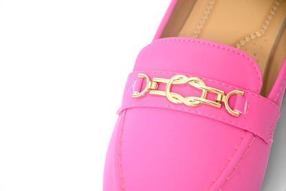 Calzado de mujer estilo mocasin en talla 43, color rosa fucsia y eslabon dorado en la zona frontal