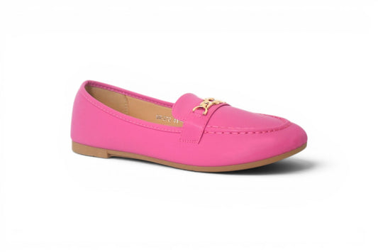 Mocasines de talla grande para mujer en color soa fucsia vibrantes y detalle de pequeño eslabón dorado en la zona frontal, suela plana en tono natural.