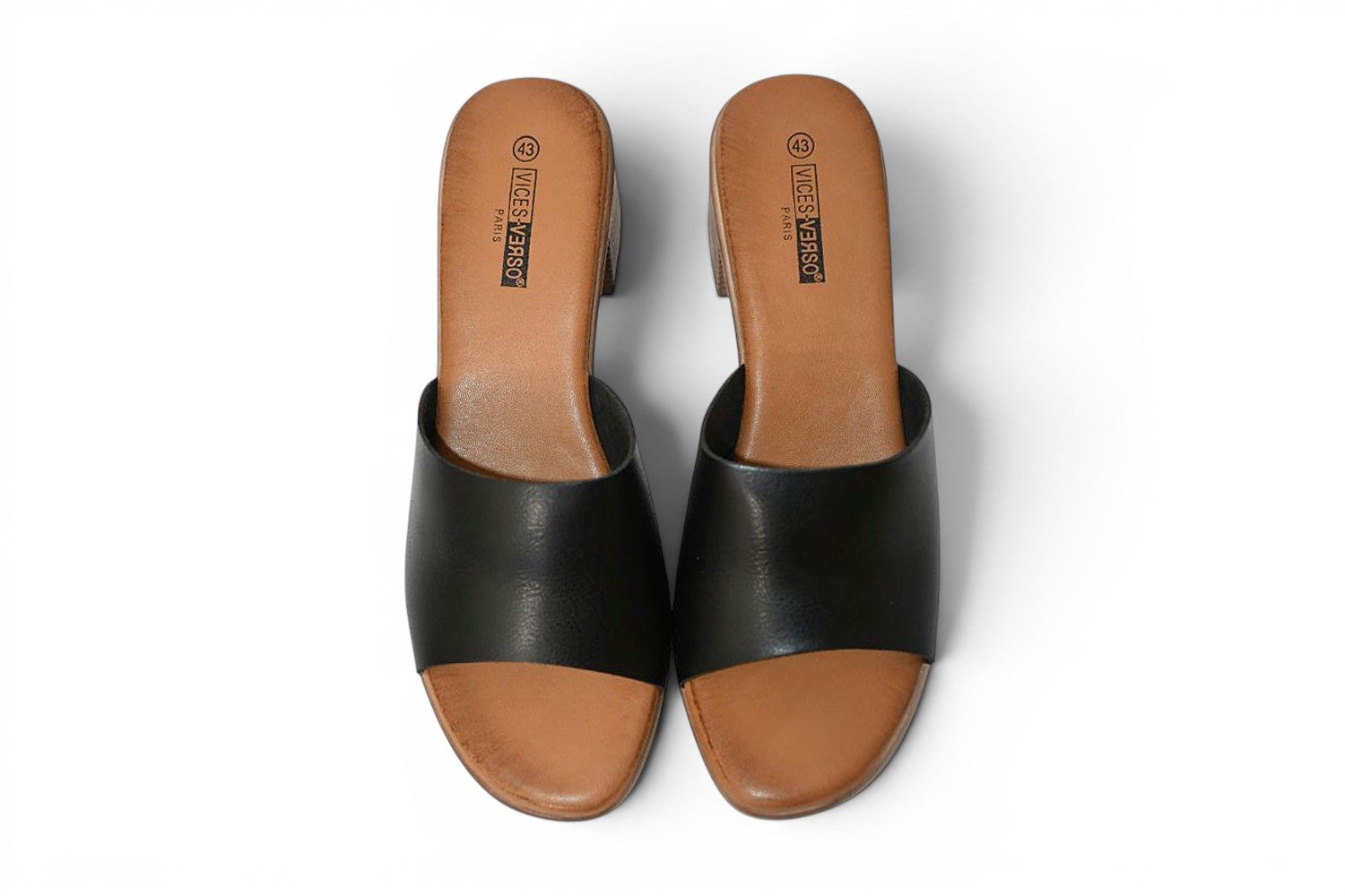mules de color negro y tacón bajo en efecto madera y suela en color marrón en la talla 43