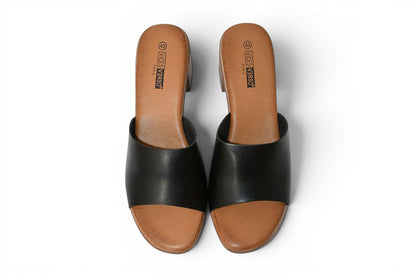 mules de color negro y tacón bajo en efecto madera y suela en color marrón en la talla 43
