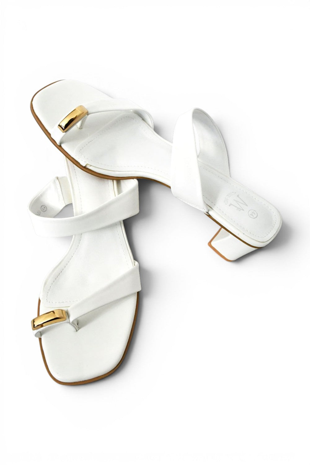 Sandalia blanca de tacón con detalle dorado