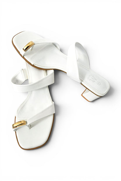 Sandalia blanca de tacón con detalle dorado