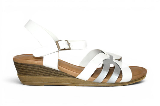 sandalia de verano de color blanco y plata con agarre al tobillo y cuña baja de talla grande para mujer