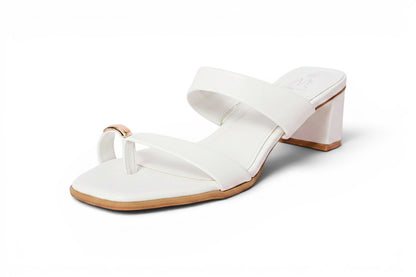 Sandalia blanca de tacón con detalle dorado