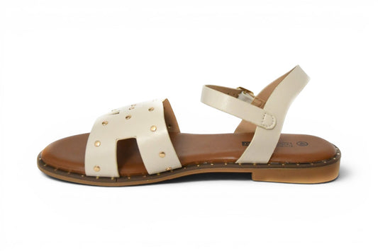 sandalia de talla grande para mujer en color beige y decorada con tachuelas con agarre al tobillo y suela plana