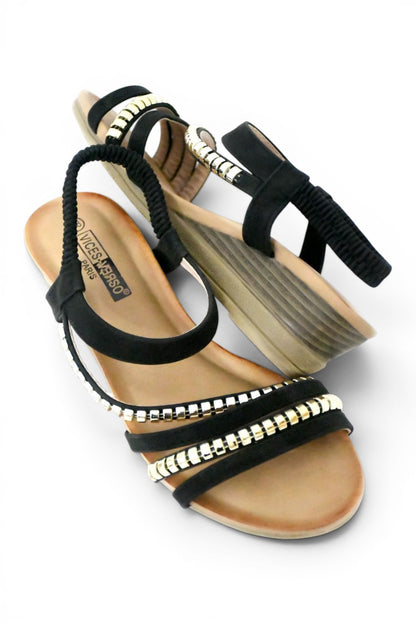 sandalia de talla grande para mujer en color negro y tachuelas doradas en el empeine con elastico en el agarre del tobillo y suela acolchada