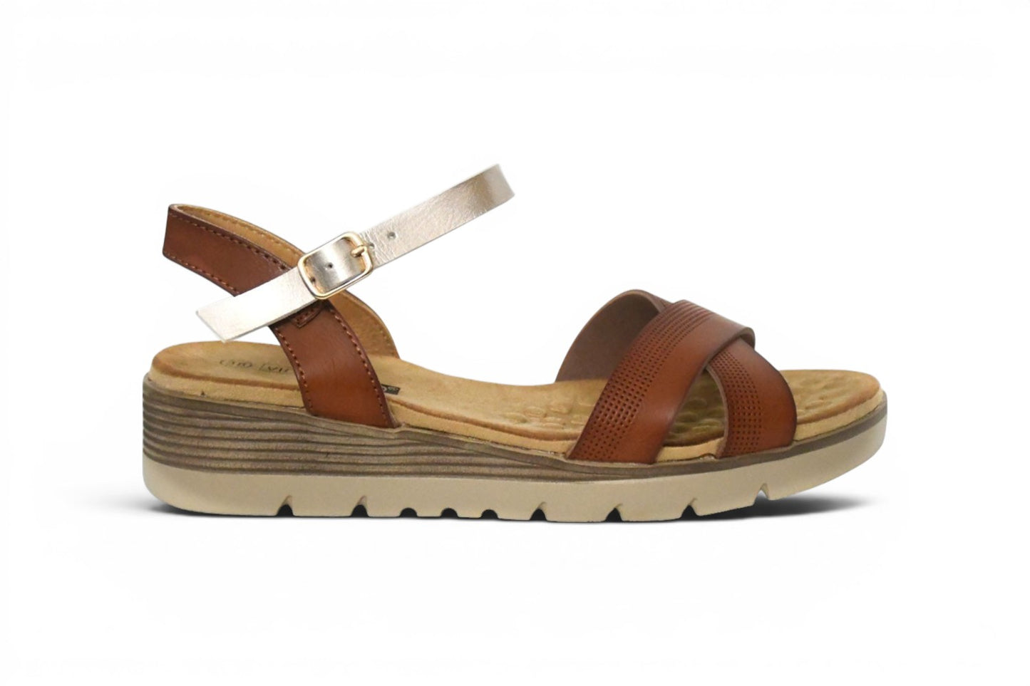 calzado de verano de mujer en color marrón y tira al tobillo en tono bronce con cuña baja y suela cómoda en talla grande