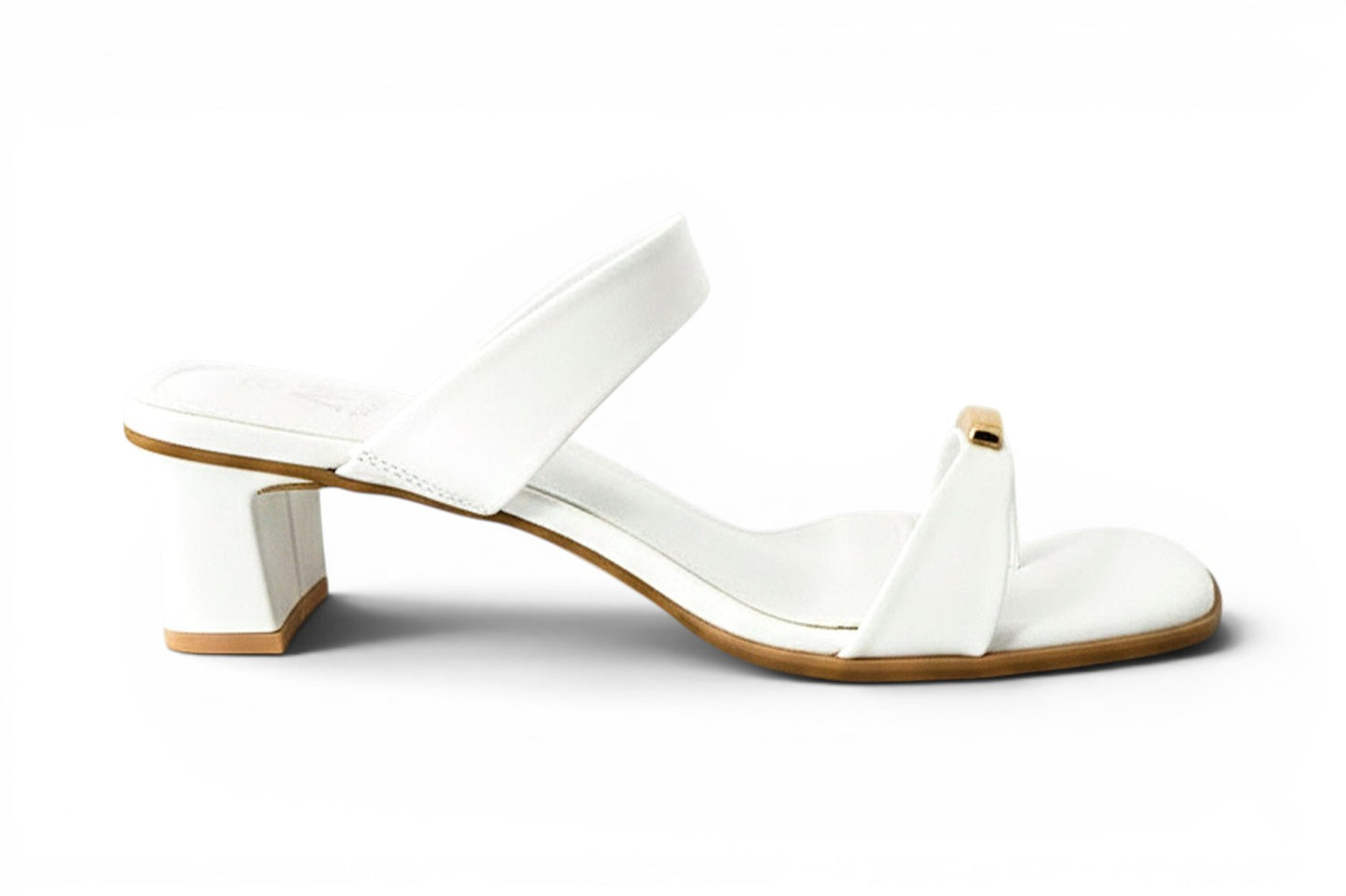 Sandalia blanca de tacón con detalle dorado
