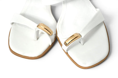 Sandalia blanca de tacón con detalle dorado