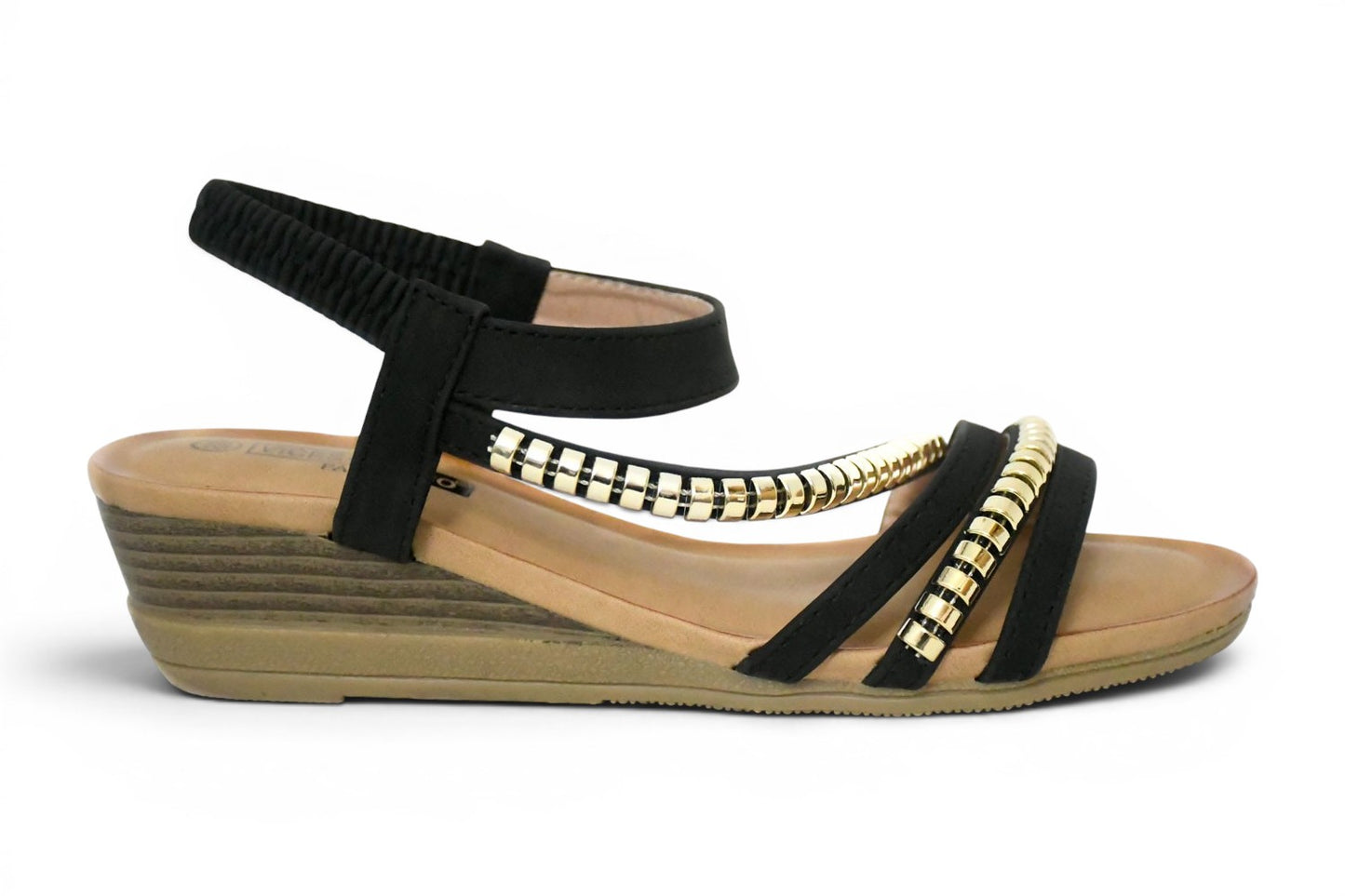 sandalia de talla grande para mujer en color negro y tachuelas en la zona del empeine con agarre al tobillo elástico y cuña baja en tono madera
