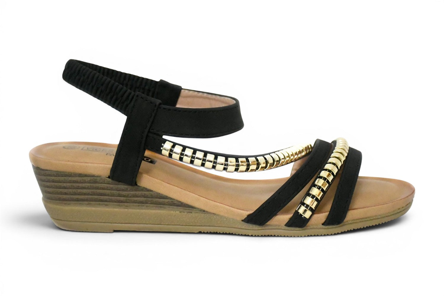 sandalia de talla grande para mujer en color negro y tachuelas en la zona del empeine con agarre al tobillo elástico y cuña baja en tono madera