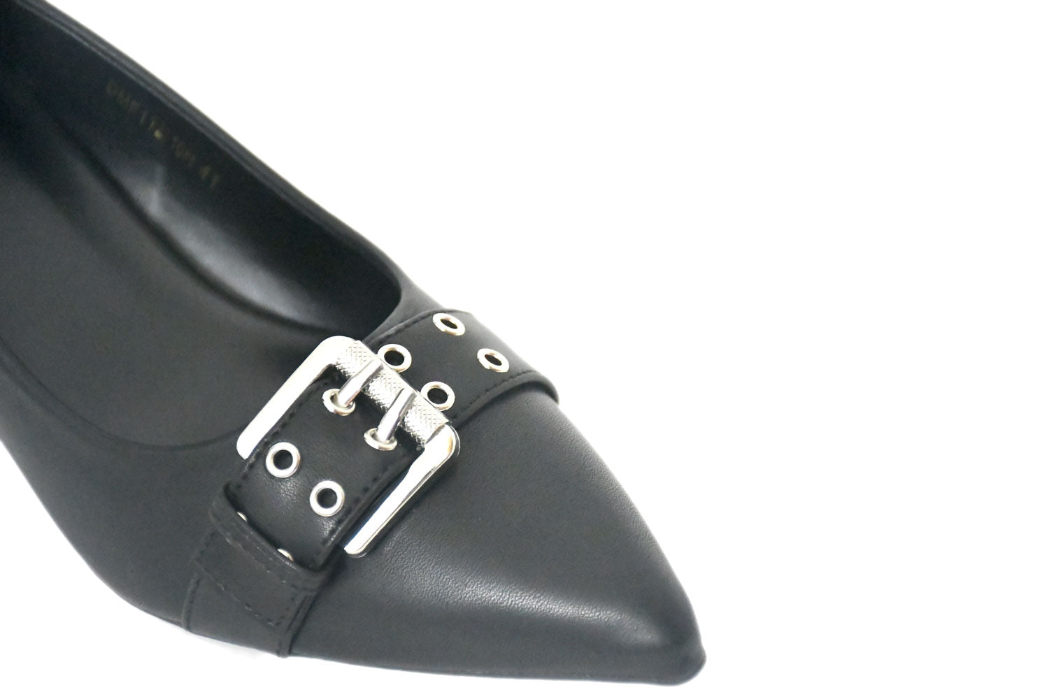 Zapatos de talla grande para mujer en color negro y detalle de correa y moderna h billa delantera en tono plata.