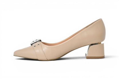 Zapatos de mujer en talla 43 con tacón medio y ancho en color crema y detalle de correa y hebilla en la parte delantera