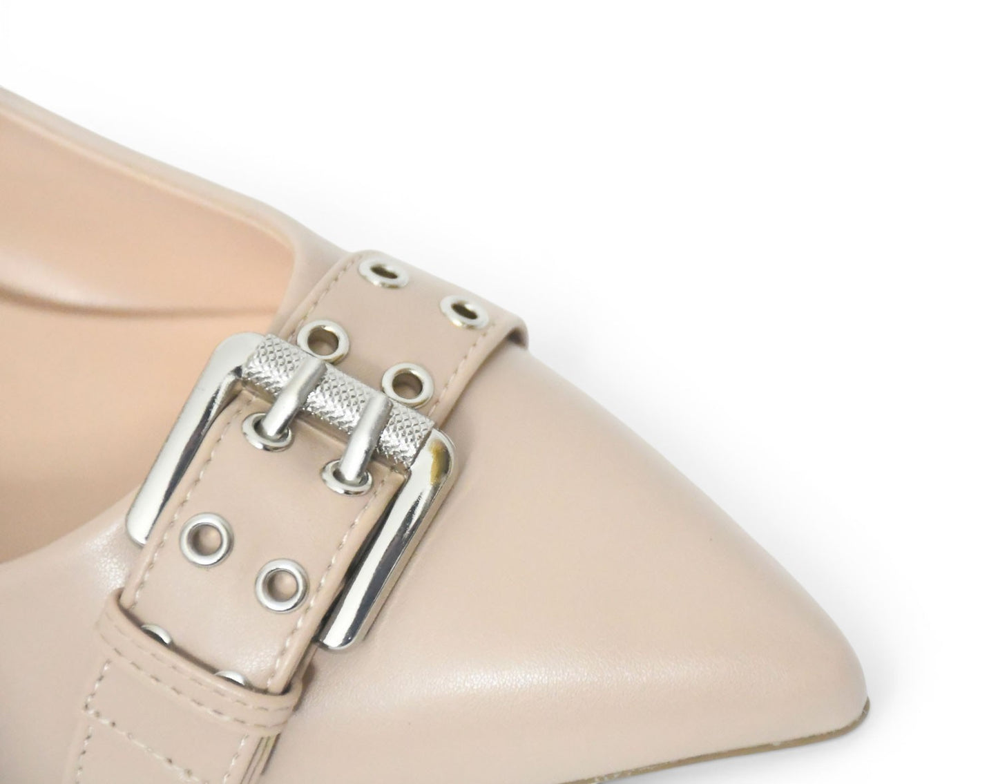 Zapatos de talla grande para mujer en tono beige y hebilla delantera