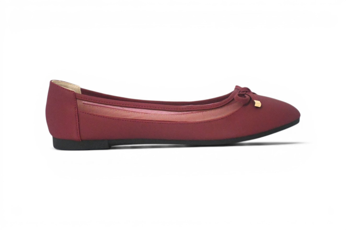 Calzado de talla 43 para mujer estilo bailarina en tono burdeos y detalle de malla trasparente con lazo fino en la zona frontal, suela plana de color negro.