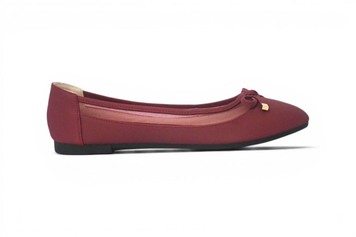 Calzado de talla 43 para mujer estilo bailarina en tono burdeos y detalle de malla trasparente con lazo fino en la zona frontal, suela plana de color negro.