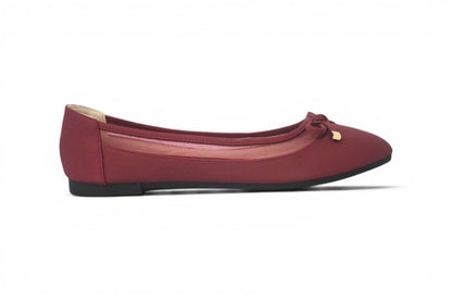 Calzado de talla 43 para mujer estilo bailarina en tono burdeos y detalle de malla trasparente con lazo fino en la zona frontal, suela plana de color negro.