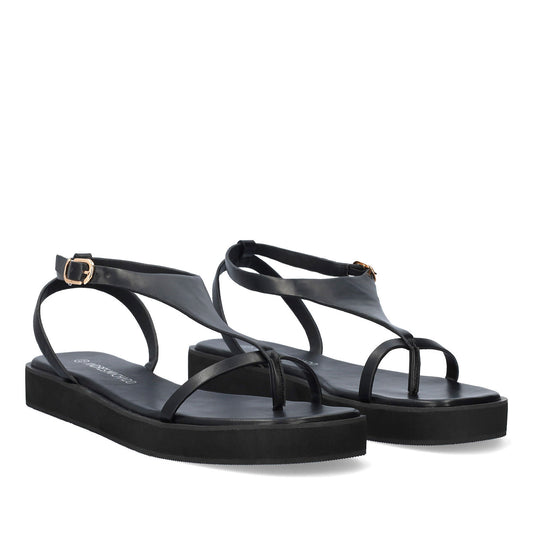 sandalia para mujer en color negro con diseño de v en el empeine y agarre al tobillo con hebilla 