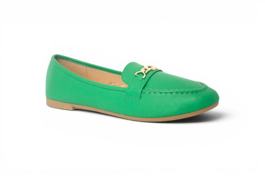 Calzado de mujer estilo mocasin en talla 44 de color verde con detalle de pequeño eslabón dorado en la parte frontal con suela plana en tono natural. 