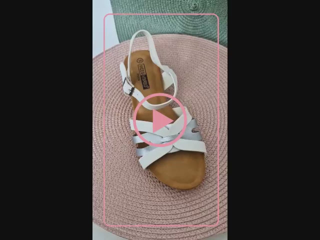 sandalia de talla grande para mujer en color blanco y plata con agarre al tobillo y plataforma baja