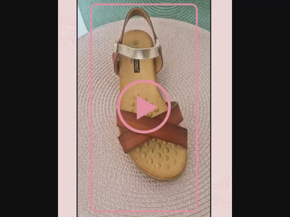 sandalia de talla grande para mujer en color marrón y agarre al tobillo, diseño de tiras anchas cruzadas en la zona del empeine, cuña baja y suela acolchada